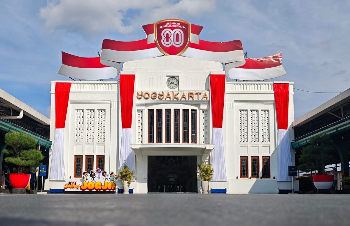 Semarak HUT ke-80 RI, Daop 6 Yogyakarta Hadirkan Nuansa Merah Putih di Stasiun dan Kereta