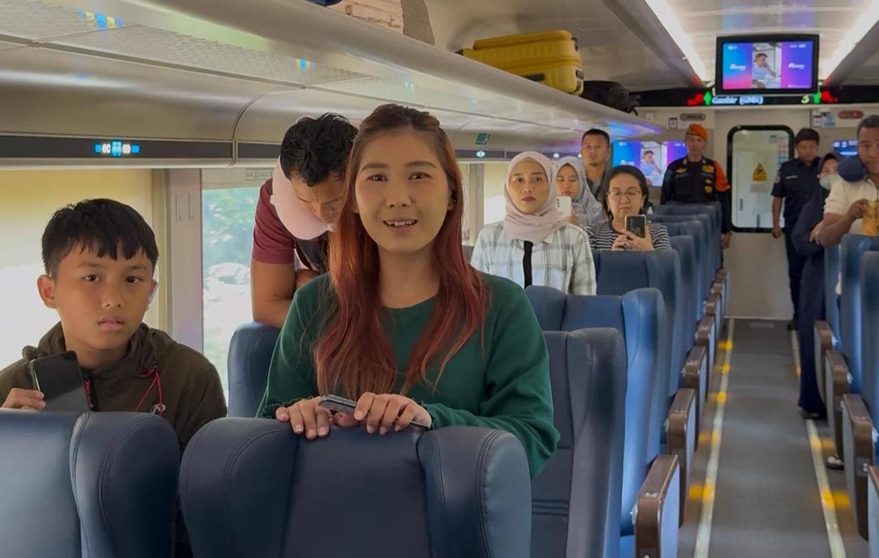 Semarak HUT RI Ke-80 Oleh Daop 6 Yogya : Kondektur Kenakan Pita Merah Putih Hingga Lagu Indonesia Raya Menggema di Dalam Kereta