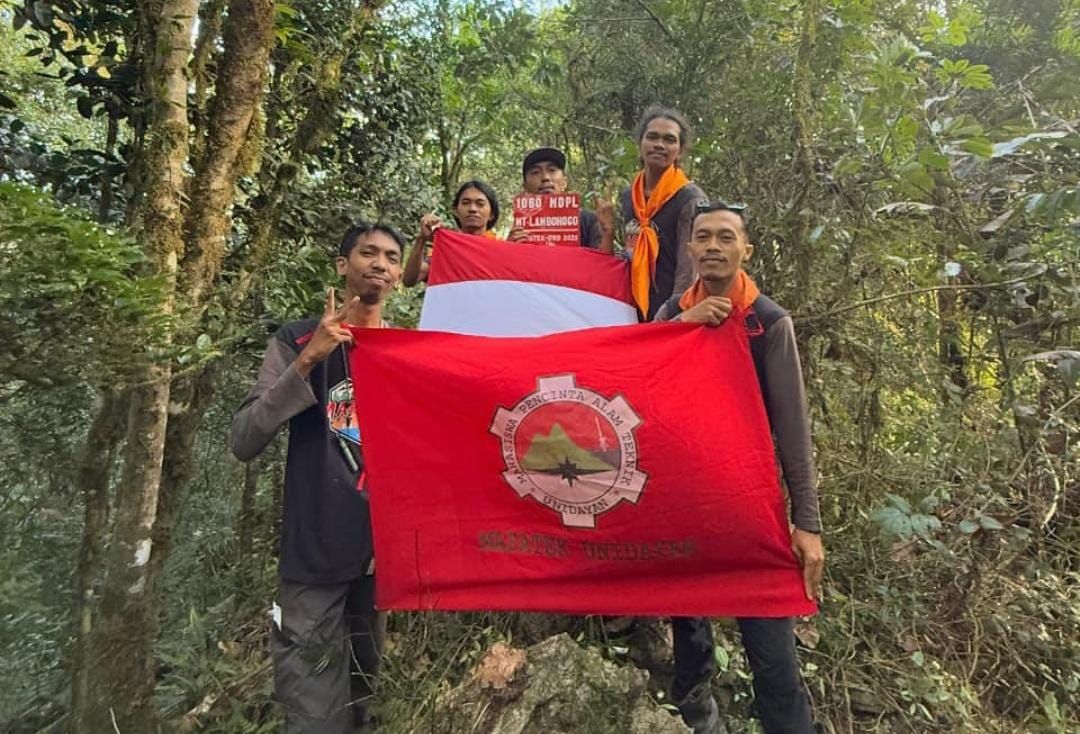Jejak Ekspedisi Atap Buton: Mahasiswa UNIDAYAN Taklukkan Gunung Lambohogo