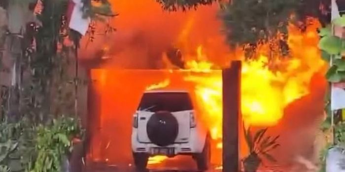 Kebakaran rumah penginapan di Tomohon: mobil hangus terbakar dan 3 orang meninggal dunia