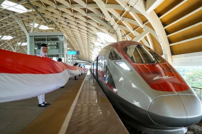 Bendera Merah Putih Sepanjang 208 Meter Hiasi Kereta Cepat Whoosh di HUT RI ke-80