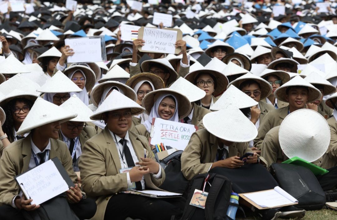 Usung Semangat Perubahan dan Kemanusiaan, Meriahnya 10 Ribu Lebih Mahasiswa Baru UGM Pada Penutupan PPSMB Pionir