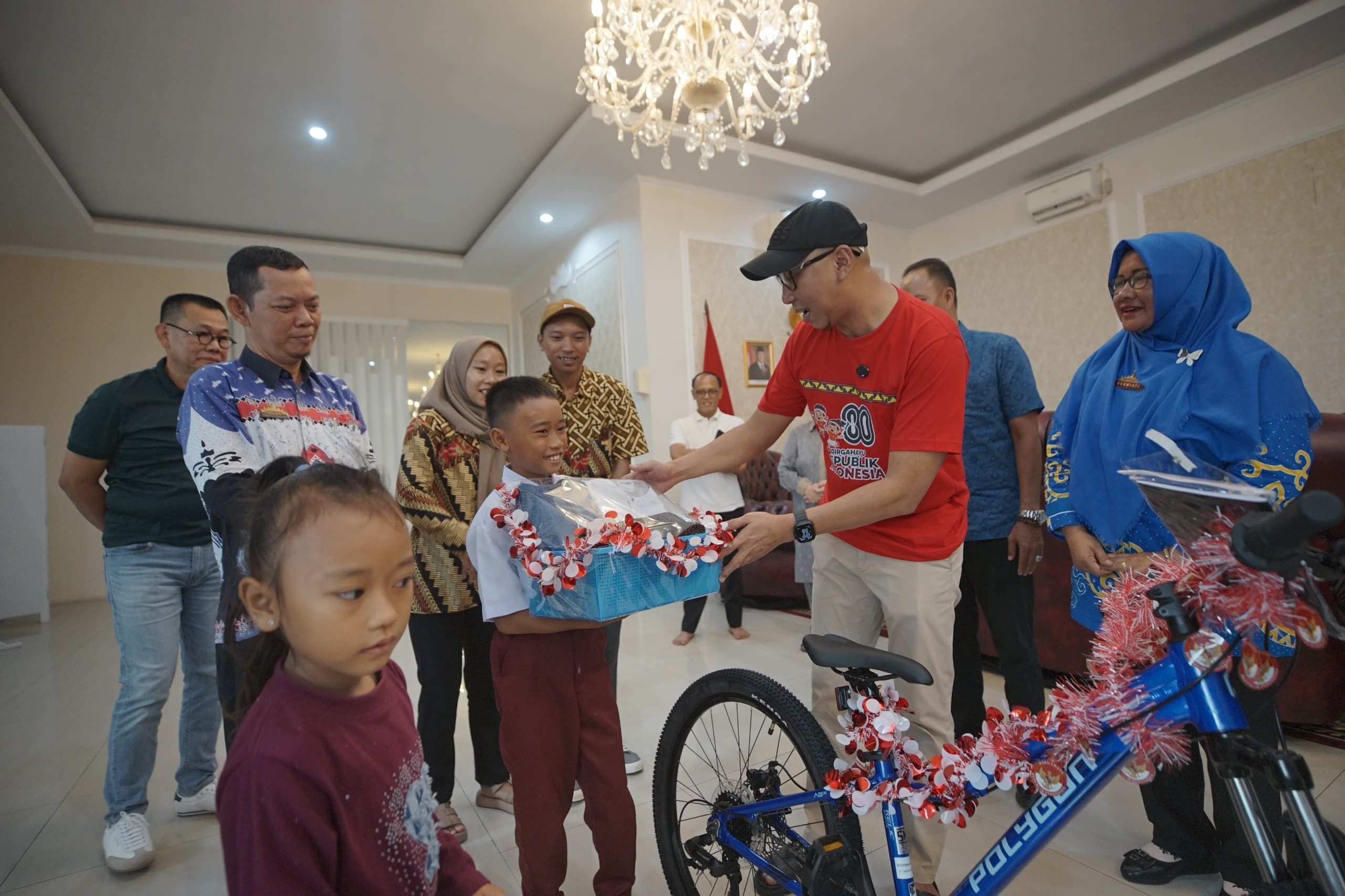 Aksi Viral Siswa SD Panjat Tiang Bendera, Gubernur Lampung Beri Hadiah Sepeda hingga Tabungan