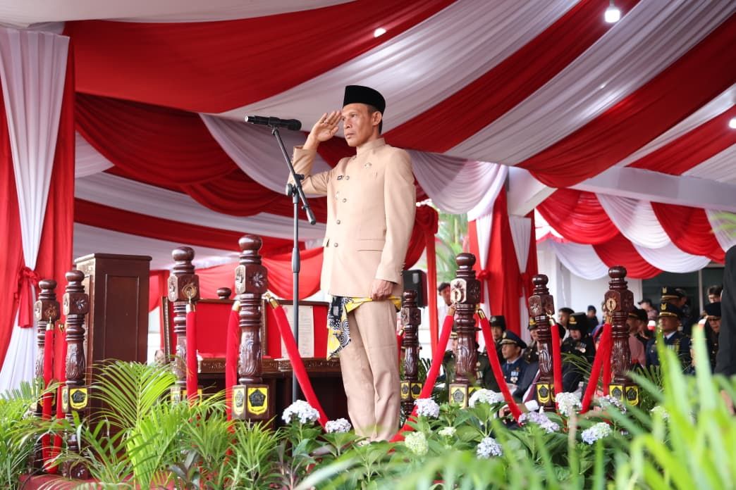 Wakil Bupati Bogor Pimpin Upacara Penurunan Bendera HUT RI ke-80