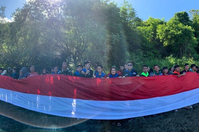 Bendera Merah Putih Raksasa Membentang di Pantai Oluhuta Paradise Bone Bolango