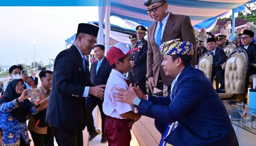 Bocah SD Panjat Tiang Bendera di Lampung Dapat Beasiswa dan Tabungan Pendidikan
