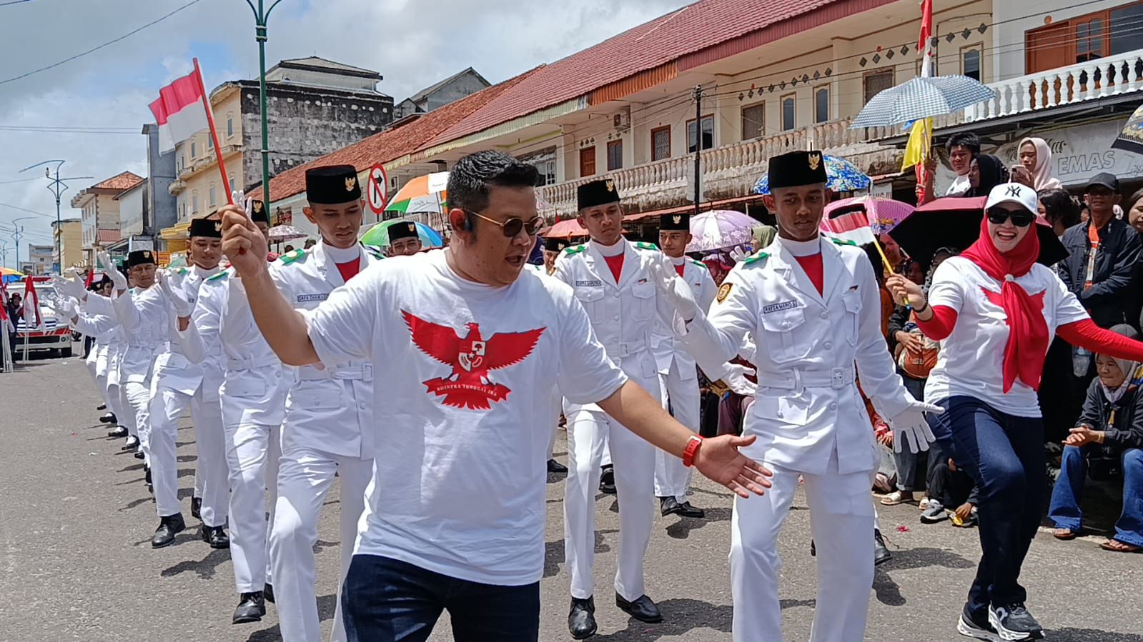 Pawai Baris Indah di Bangka Selatan Berlangsung Meriah, Sempat Diguyur Hujan Peserta Tetap Semangat