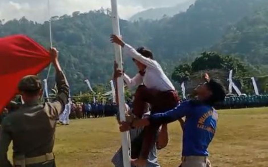 Aksi Viral Siswa SD Panjat Tiang Bendera, Gubernur Lampung Beri Hadiah Sepeda hingga Tabungan