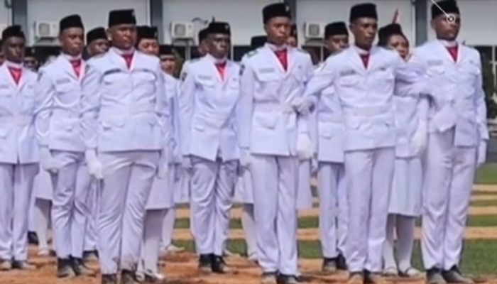Paskibra Papua Barat Daya Nyaris Tumbang, Rekan Sigap Menopang di Upacara HUT RI ke-80