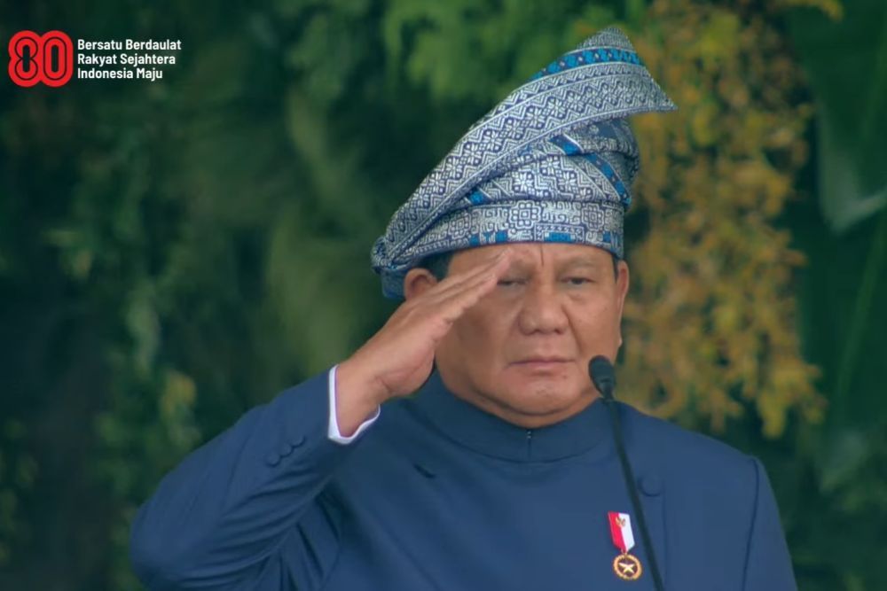 Presiden prabowo pakai Tanjak Putra Kayangan di Istana Merdeka