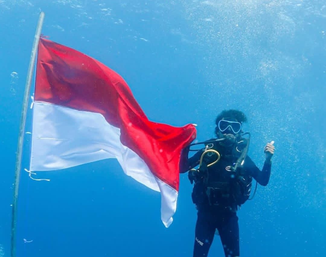 Raim Laode Ikut Kibarkan Merah Putih Bawah Laut Bareng Polres Wakatobi di HUT ke-80 RI