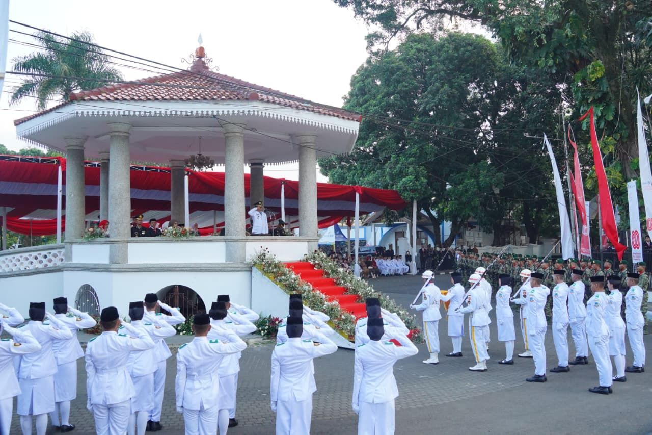 Bupati Garut Pimpin Upacara Peringatan HUT ke-80 RI di Alun-Alun Garut