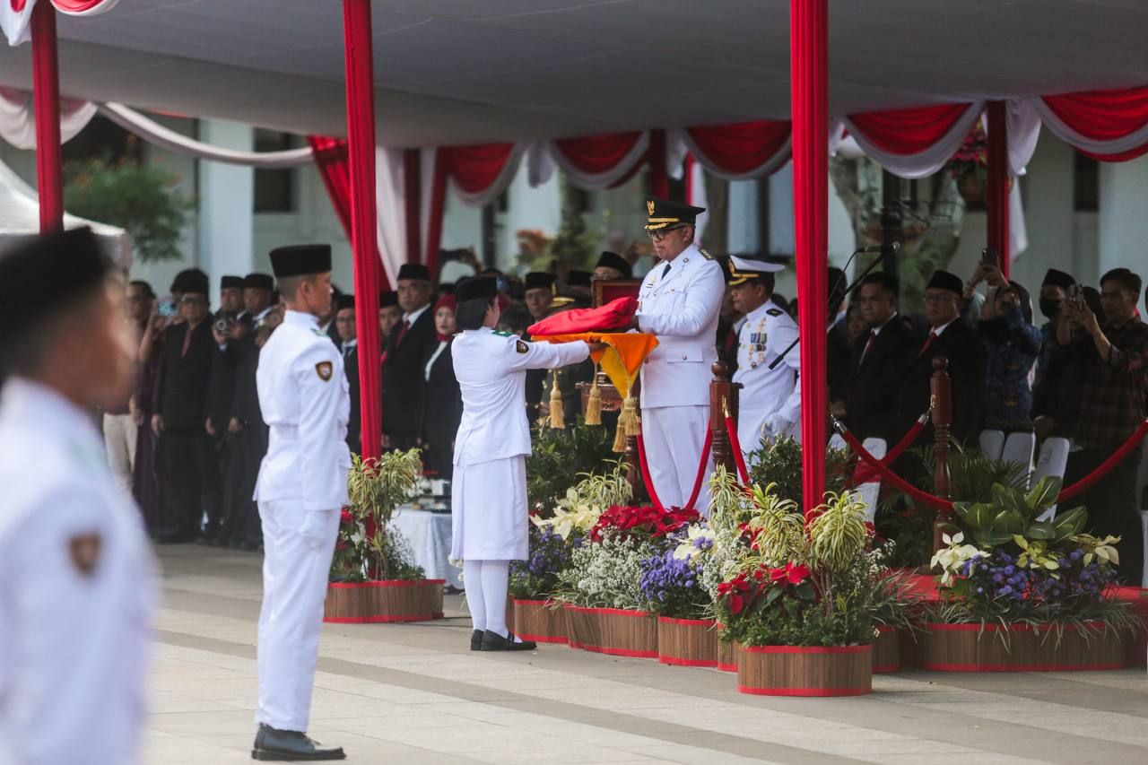 Upacara Penurunan Bendera HUT ke-80 RI di Kota Bandung Berlangsung Khidmat
