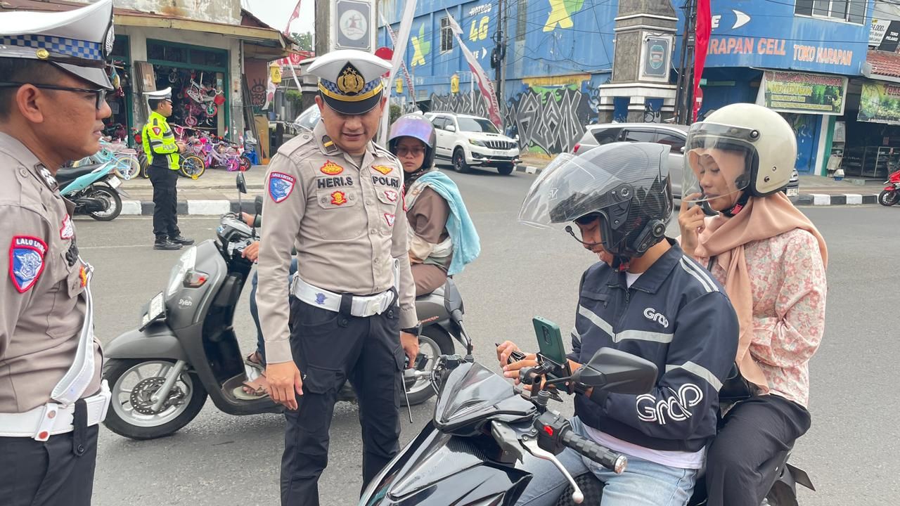 Satlantas Purwakarta Tindak Knalpot Bising dan Pengendara Tanpa Helm di Kebon Jahe