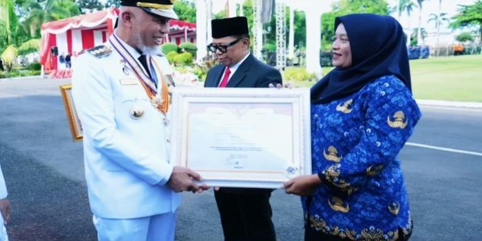 Bertepatan Dengan Momen HUT RI ke 80 Tahun : Pemprov Sumbar Beri Penghargaan Kepada 3 Tokoh Atas Dedikasi dan Kontribusinya Terhadap Daerah