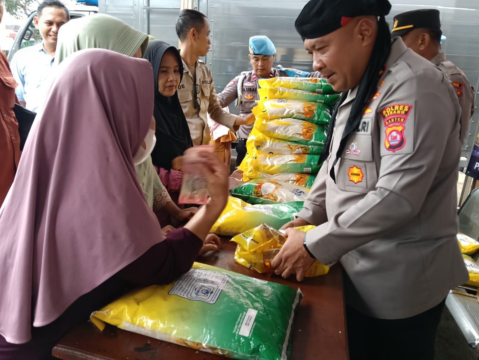 Emak-emak Padati Gerakan Pangan Murah Polres Serang di Mapolsek Pontang