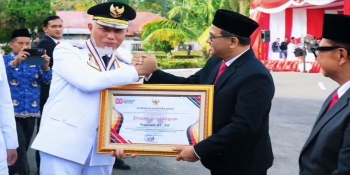 Bertepatan Dengan Momen HUT RI ke 80 Tahun : Pemprov Sumbar Beri Penghargaan Kepada 3 Tokoh Atas Dedikasi dan Kontribusinya Terhadap Daerah