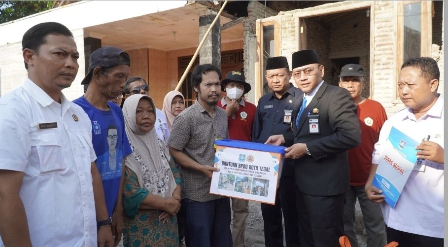 Diterpa Hujan, Rumah Warga di Tegal Ambruk dan Dapat Bantuan Pemkot