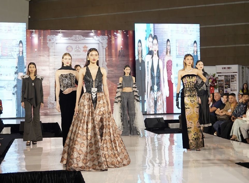 10 Desainer Muda Burgo Ubah Wastra Jadi Fashion Kelas Dunia