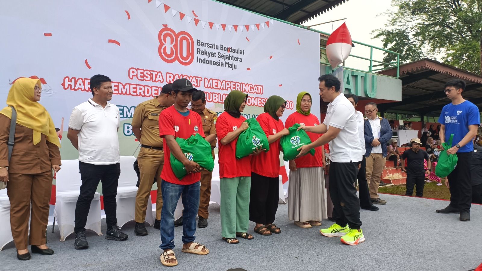 Kunjungi Bantargebang, Wamen LHK: Pemulung Penolong Dosa Sampah Jakarta