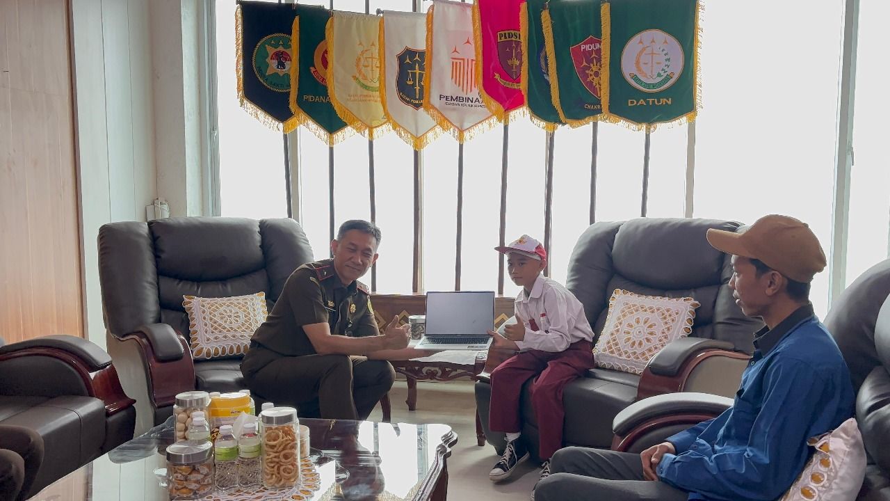 Siswa SD Panjat Tiang Bendera Kembali Dapat Pujian, Kajati Lampung Hadiahi Laptop