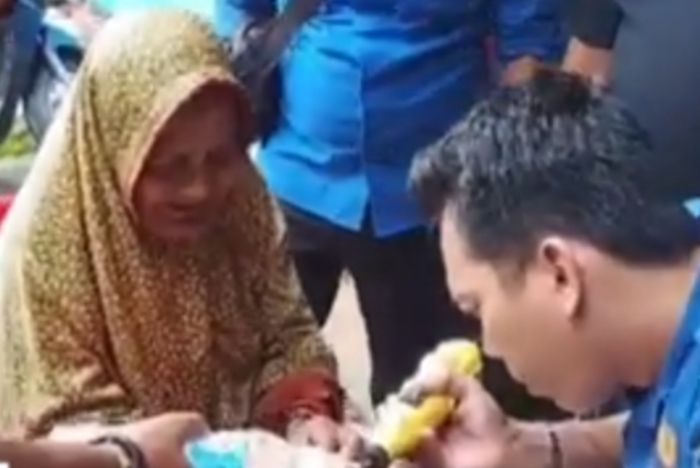 Keterbatasan Biaya, Nenek Lansia Datangi Damkar Tanjabbarat untuk Lepaskan Cincin di Tangan Bengkak