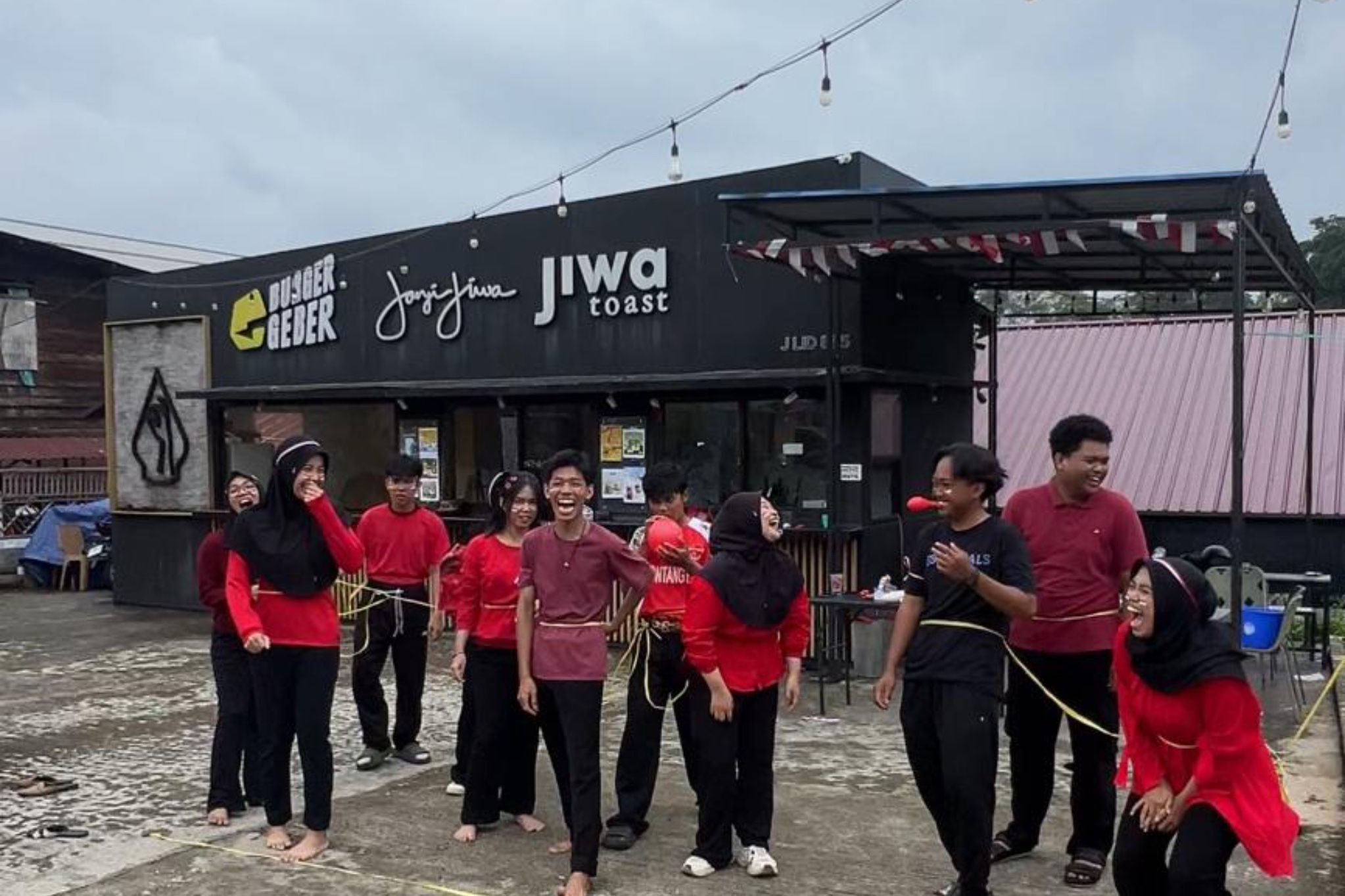 Meriahnya Lomba Agustusan Karyawan Janji Jiwa dan Foodpedia, Outlet Tutup Sehari!