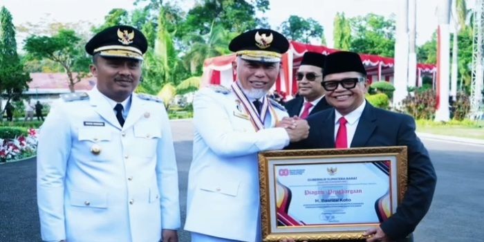 Bertepatan Dengan Momen HUT RI ke 80 Tahun : Pemprov Sumbar Beri Penghargaan Kepada 3 Tokoh Atas Dedikasi dan Kontribusinya Terhadap Daerah