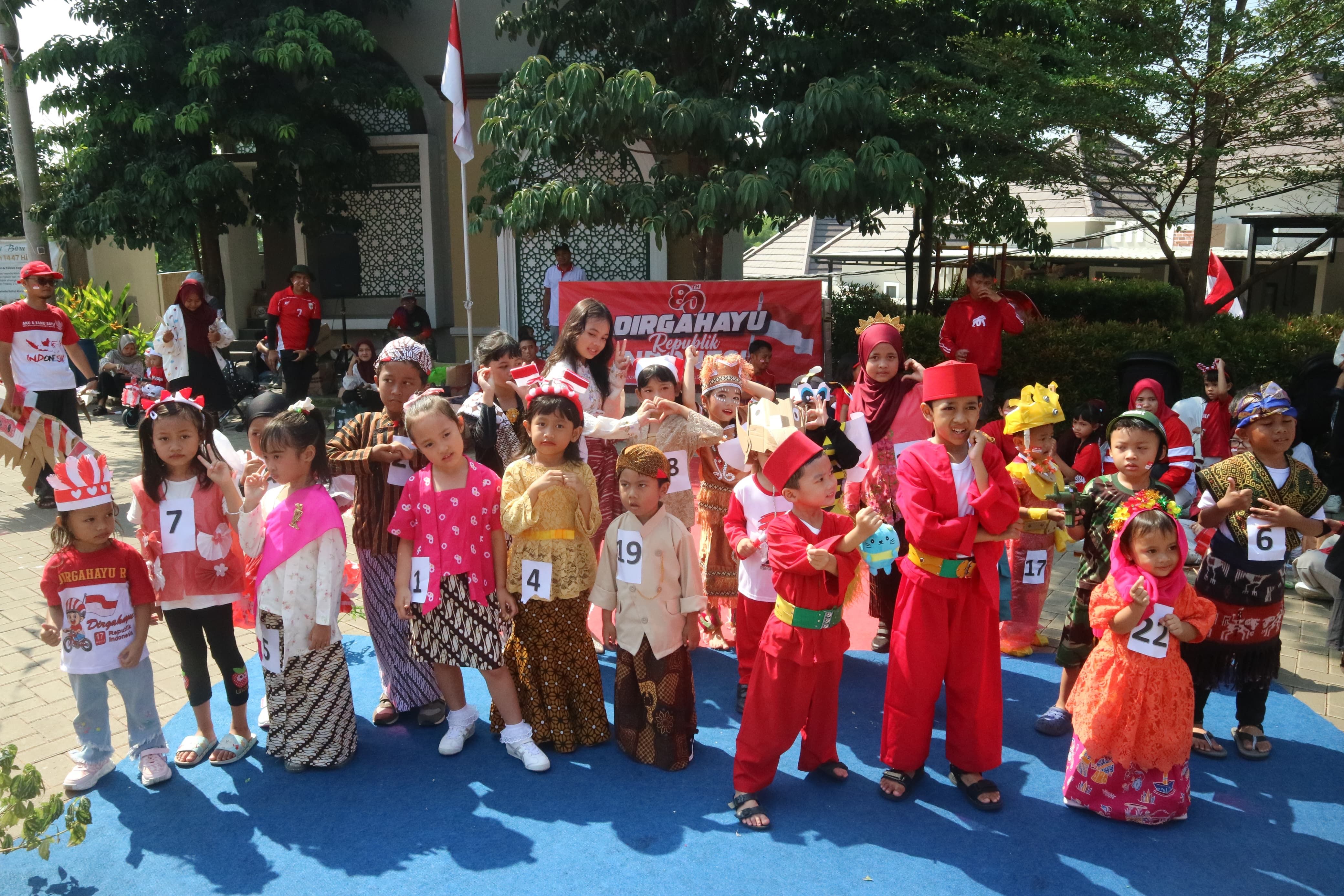 Gemas! Tampilan Gaya Model Cilik Semangat Rayakan HUT ke-80 di Depok