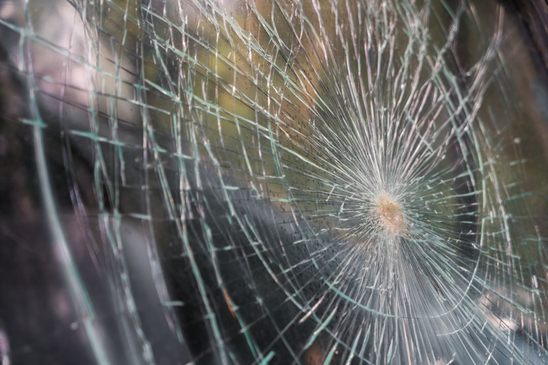 Minimarket di Pinrang Ditabrak Motor hingga Kaca Pecah, Pelaku Ternyata ODGJ