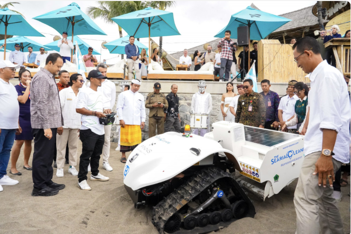 Wabup Bagus Alit Sucipta Resmikan B-Bot Pembersih Pantai