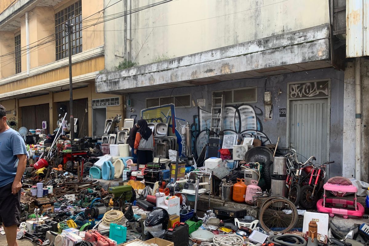 Bandung, Surga Pasar Loak untuk Pecinta Barang Antik