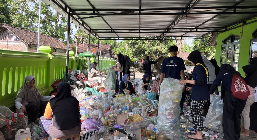 Dorong Budaya Lingkungan Bersih, Warga dan Mahasiswa KKN UGM Kompak Pilah Sampah di Bantul