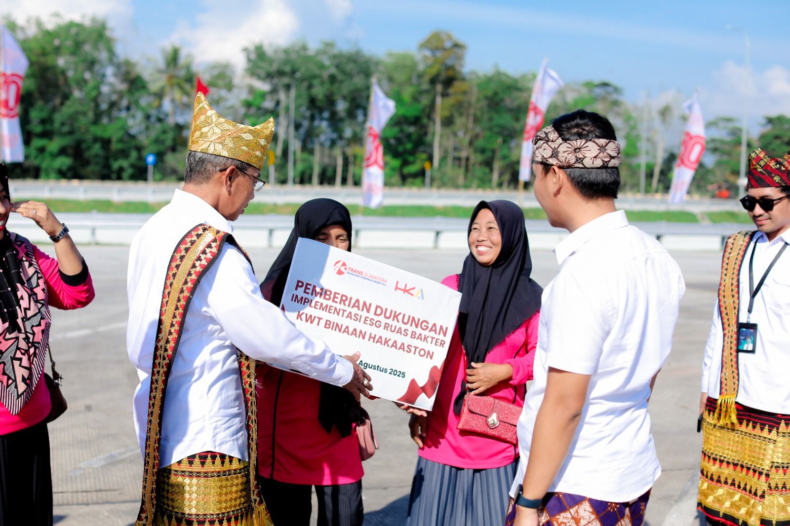 Pengelola Tol Lampung Serahkan Mesin Jahit untuk Dukung Ekonomi Kreatif Ibu-Ibu di Sekitar Tol
