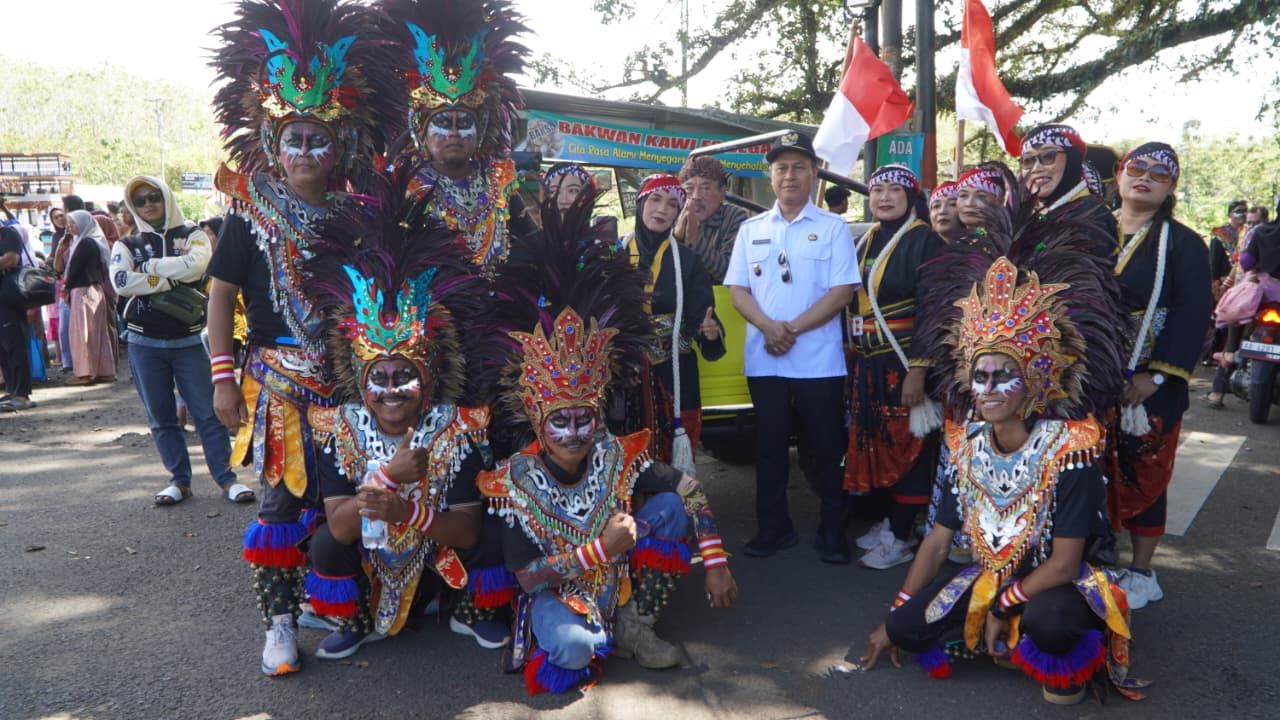 Semarak HUT RI Ke - 80 : Keseruan Wabup Gunungkidul Bersama Ribuan Warga Meriahkan Karnaval Budaya