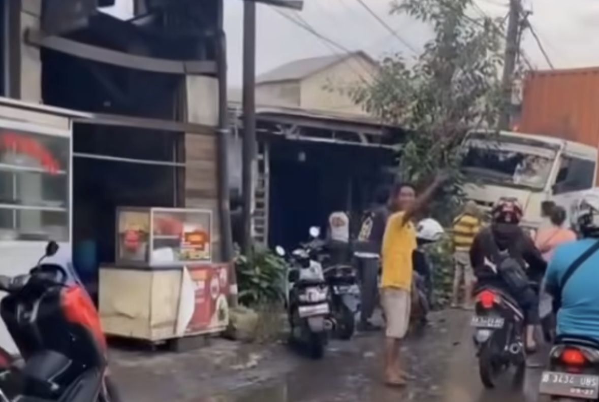 Brak! Truk Trailer Tubruk Teras Rumah Warga di Marunda Jakarta Utara