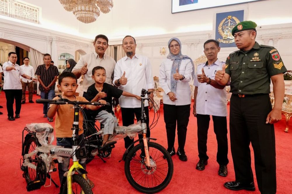 Gubernur Sulsel Hadiahi Sepeda untuk 2 Bocah Viral Pungut Sisa Kue Saat HUT RI di Gowa