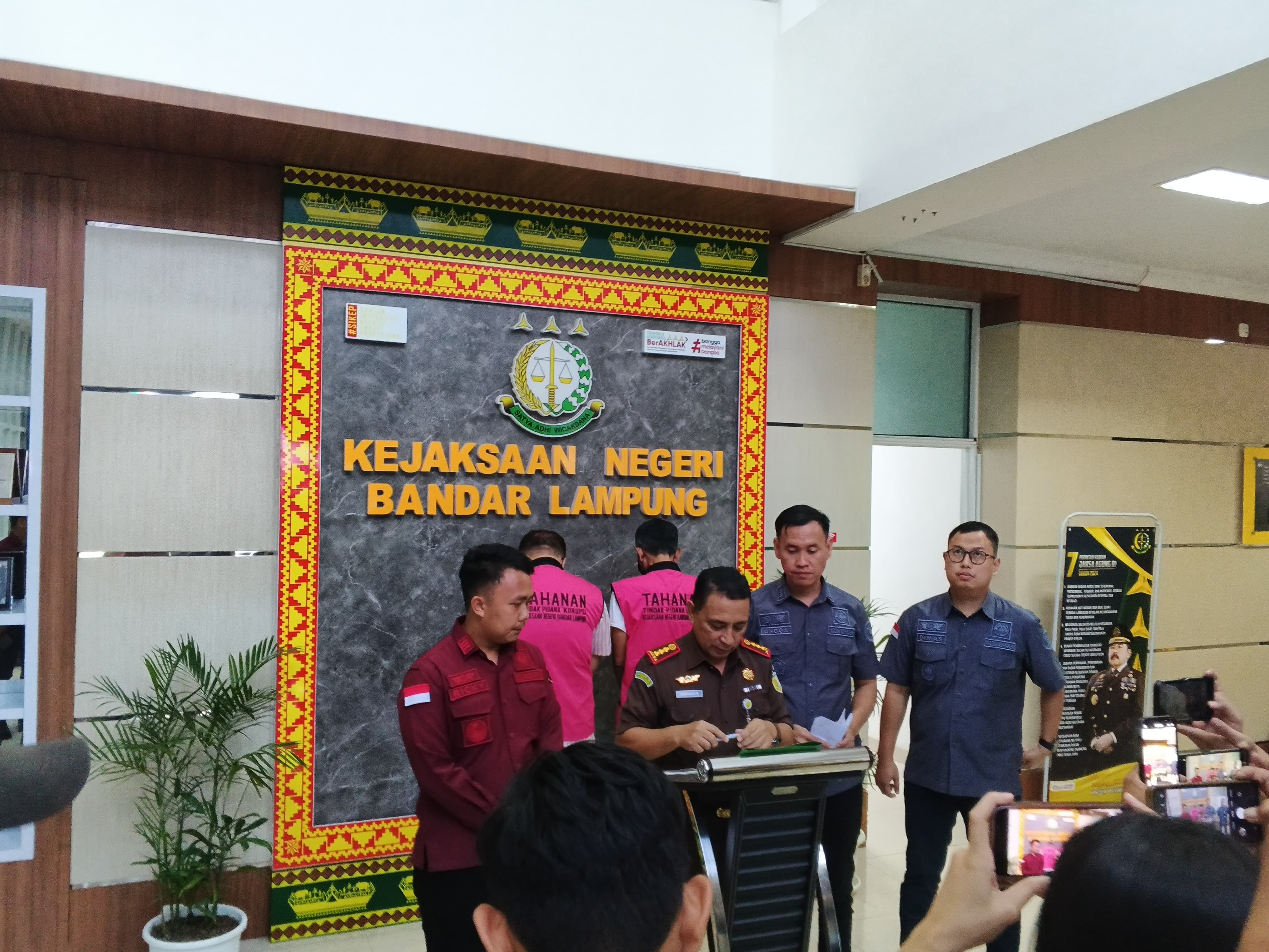 Kejari Bandarlampung Tahan Dua Tersangka Dugaan Korupsi Retribusi Pasar Gudang Lelang, Kerugian Negara Capai Rp 520 Juta
