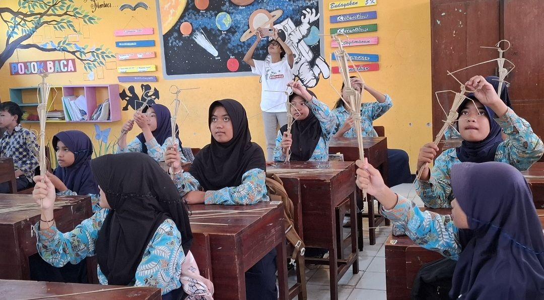 Kenalkan Budaya Lewat Kerajinan Tradisional, Wayang Suket Indonesia Gelar Workshop di SDN Gabahan Sleman