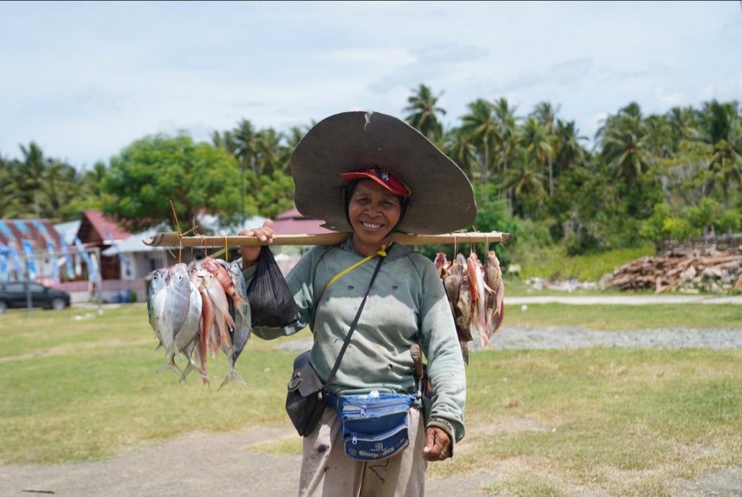 PNM Berdayakan Perempuan Pesisir Lewat Program Kampung Madani, Olah Hasil Laut Jadi Bernilai Tinggi