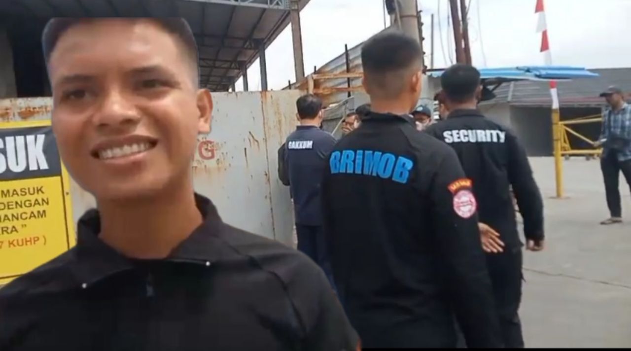 Ini Oknum Brimob Yang Melarang Wartawan Ambil Gambar Saat Penyegelan PT Genesis