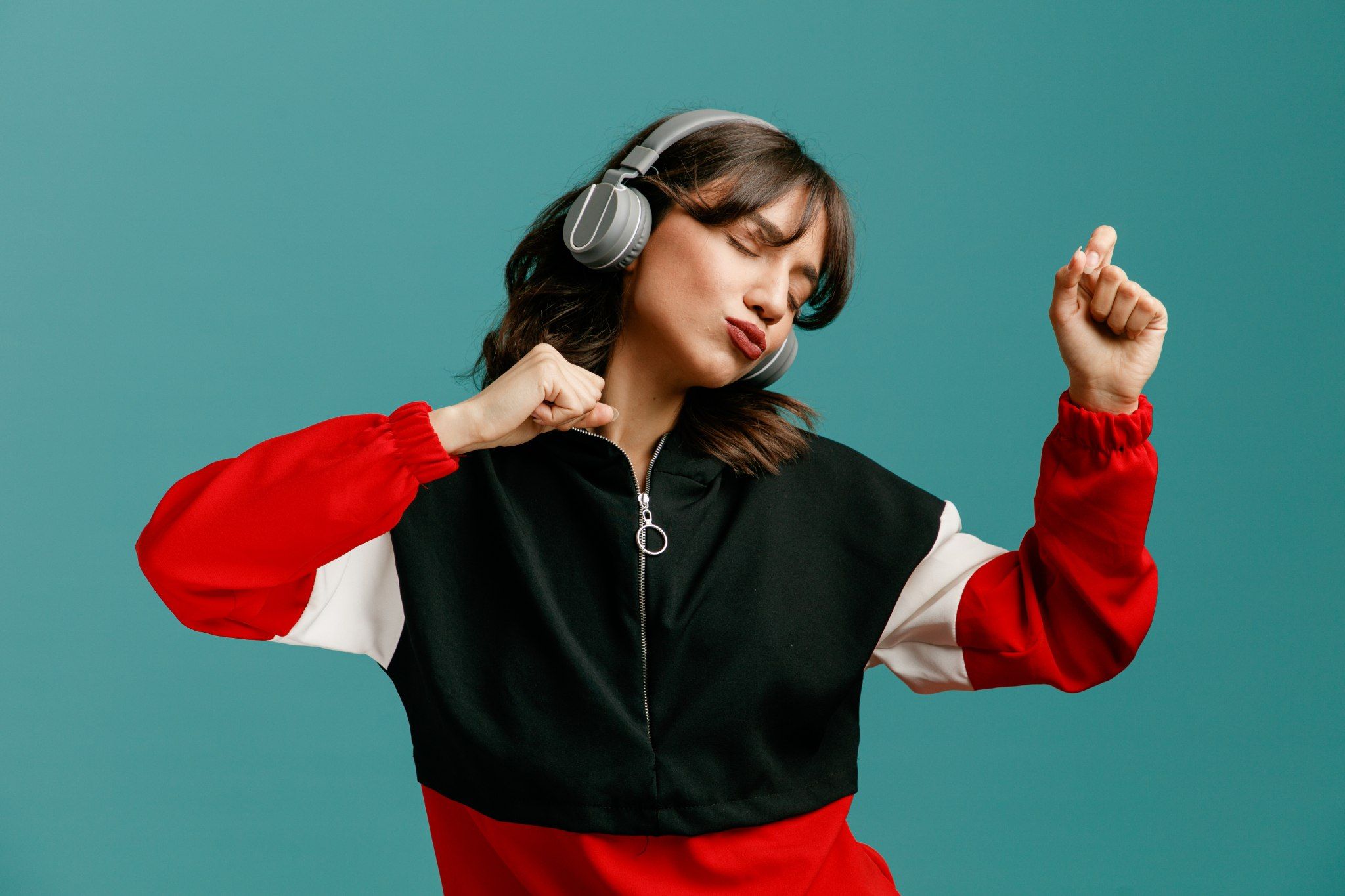5 Zodiak yang Paling Suka Lagu DJ dan Musik Berisik