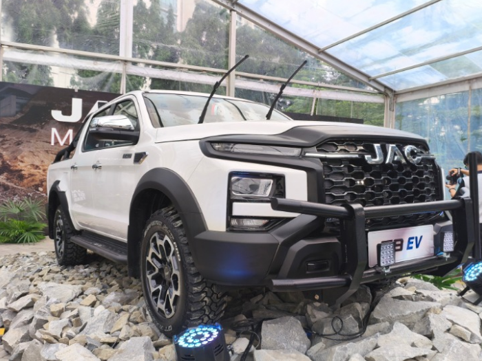 JAC Motors Resmi Masuk Indonesia, Bawa 3 Kendaraan Listrik untuk Logistik