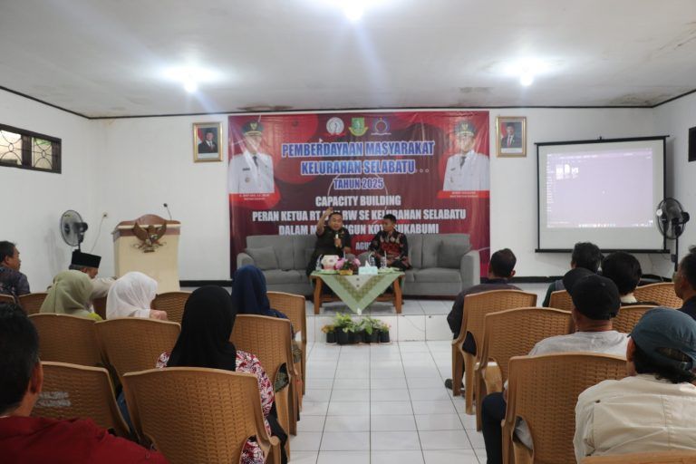 Pengurus RT dan RW Selabatu Ikuti Penguatan Kapasitas Pelayanan Publik