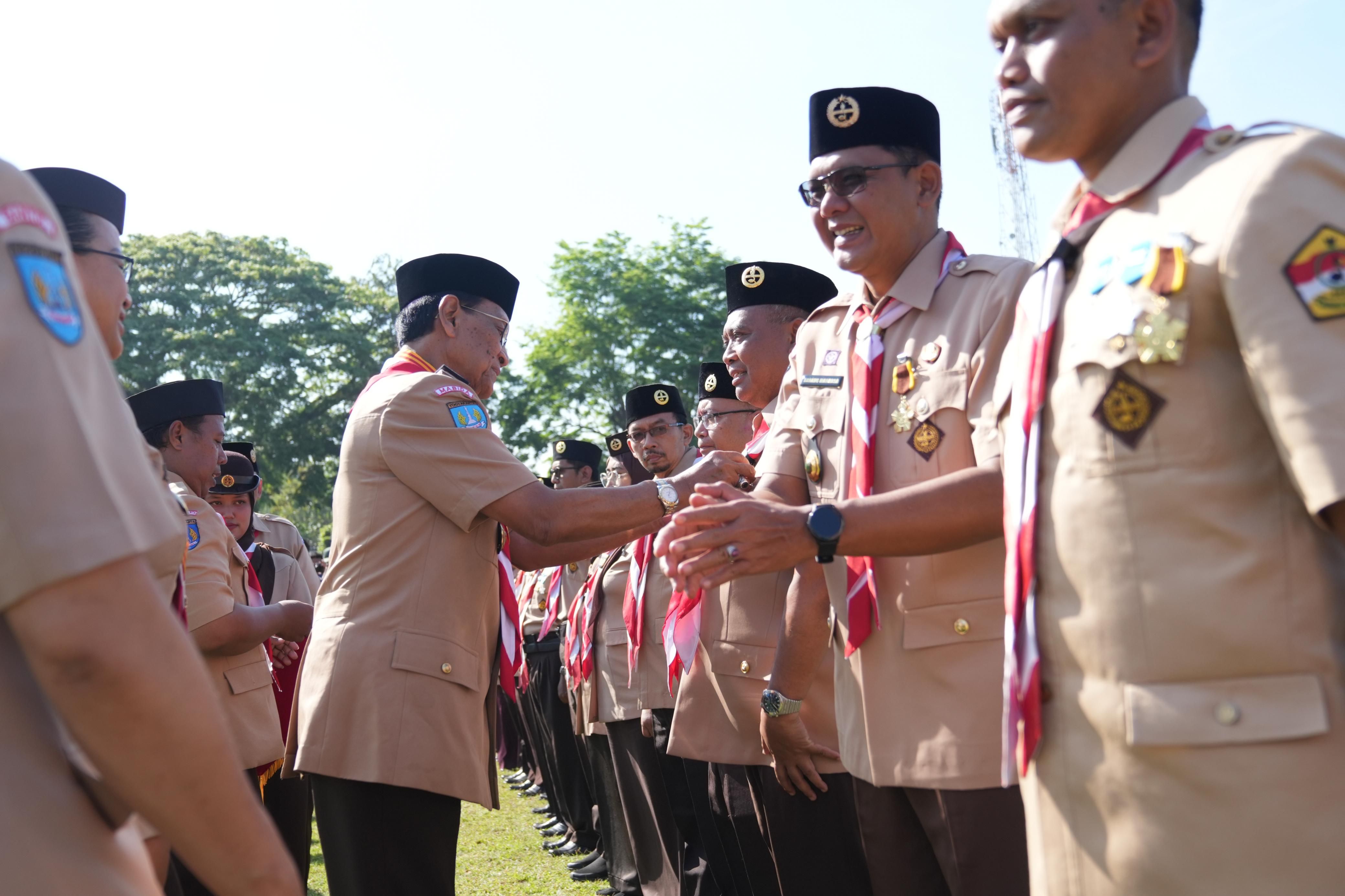 Sultan HB X Serahkan Lencana Darma Bakti di Peringatan Hari Pramuka ke-64 Kepada Bupati dan Wakil Bupati Sleman