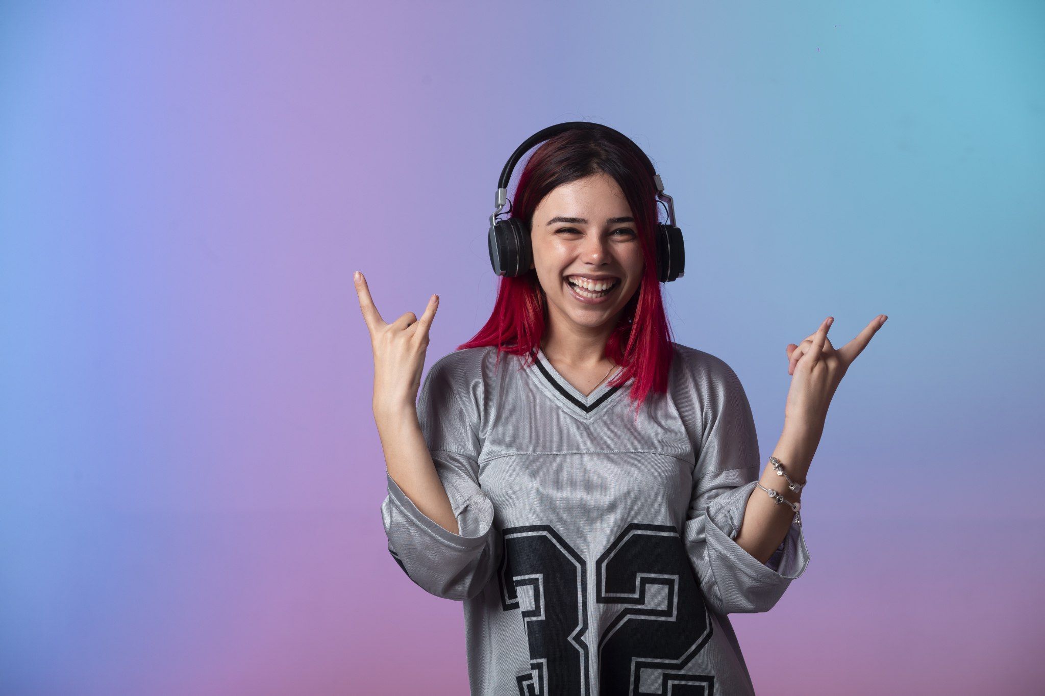 5 Zodiak yang Paling Suka Lagu DJ dan Musik Berisik