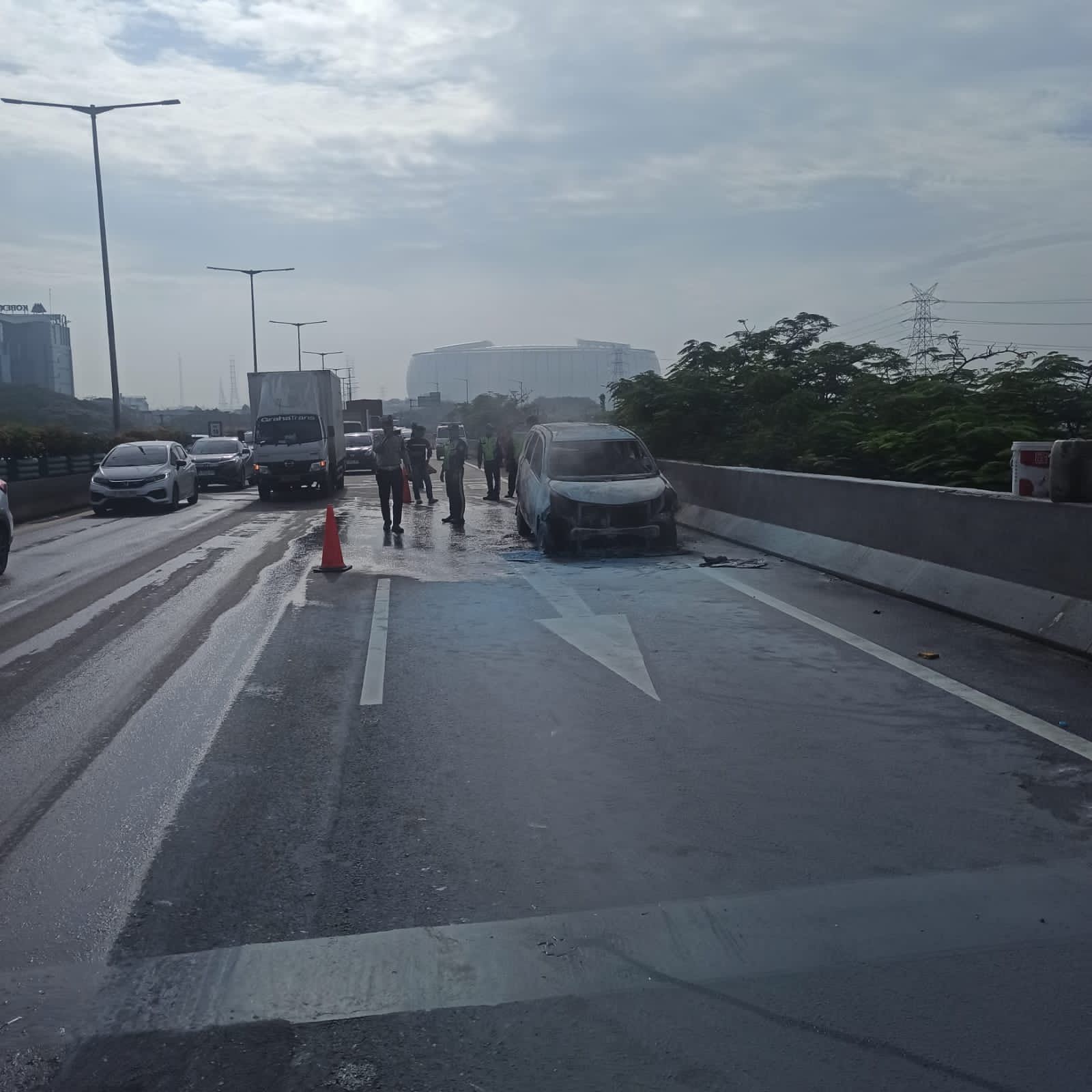 Mobil Tiba-tiba Mati Mesin hingga Terbakar di Tol Layang Kemayoran, Begini Kronologinya