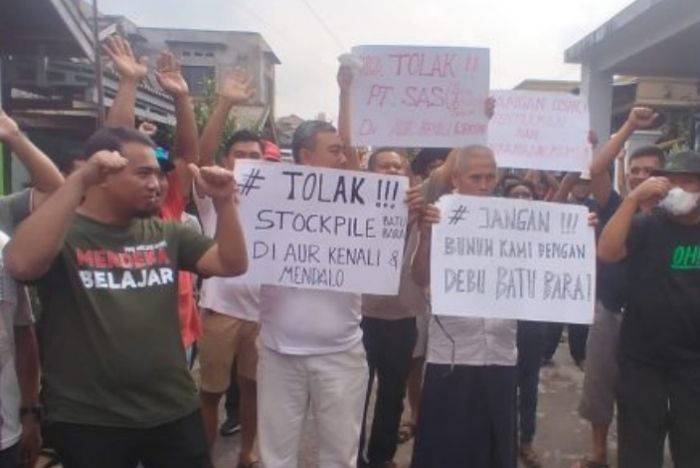 Warga Aur Kenali Desak Aktivitas Stockpile Batu Bara PT SAS Dihentikan