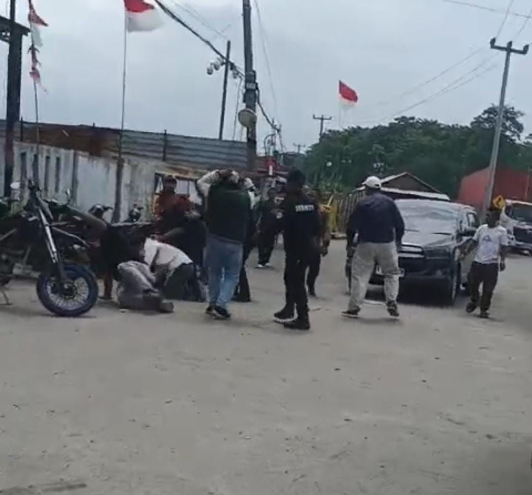 Ormas dan Oknum Brimob Keroyok Wartawan Saat Liputan Penyegelan Pabrik PT Genesis di Cikande