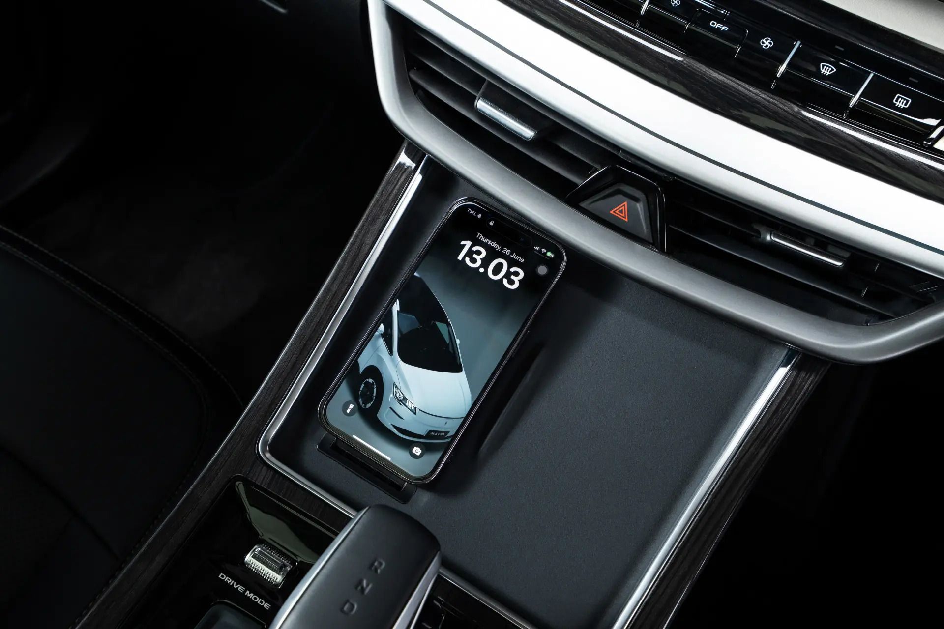5 Fitur Aletra L8 Terbaru yang Bikin Mobil Listrik Ini Layak Dijadikan Pilihan, Dijamin Nyaman!